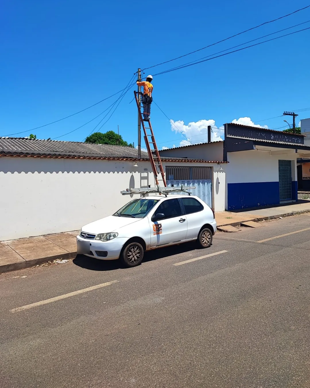 Técnico da G2 instalando fibra em uma rua de Tupaciguara
